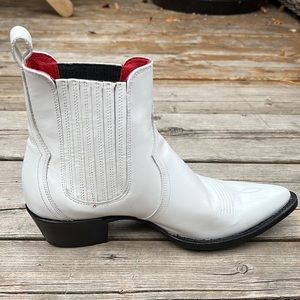 Classic Frye white leather cowboy boots. Size 8 in excellent condition.